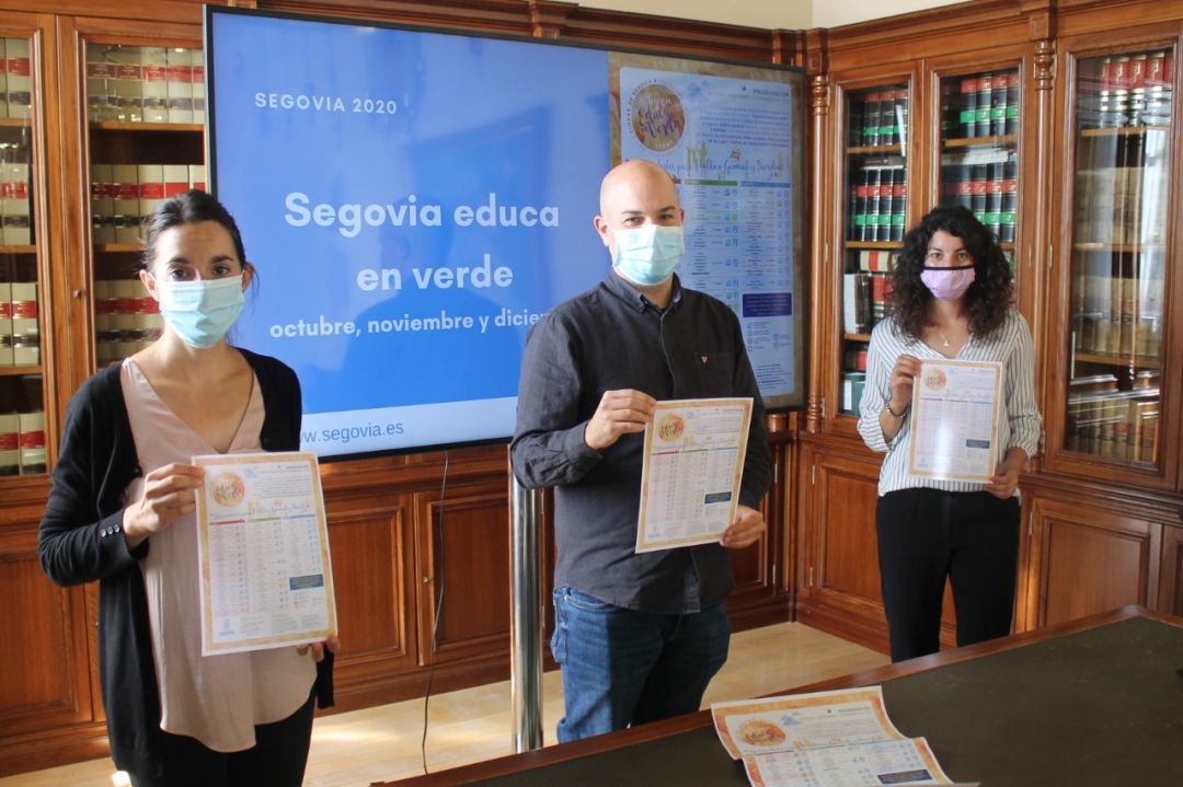 El concejal de Medio Ambiente Ángel Galindo junto a las coordinadoras del programa educativo medio ambiental El concejal de Medio Ambiente Ángel Galindo junto a las coordinadoras del programa educativo medio ambiental