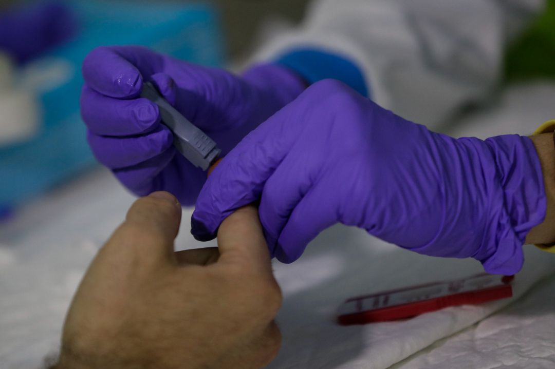 Un sanitario se hace el test para diagnosticar el Covid-19 durante un día de trabajo, foto de archivo Un sanitario se hace el test para diagnosticar el Covid-19 durante un día de trabajo, foto de archivo