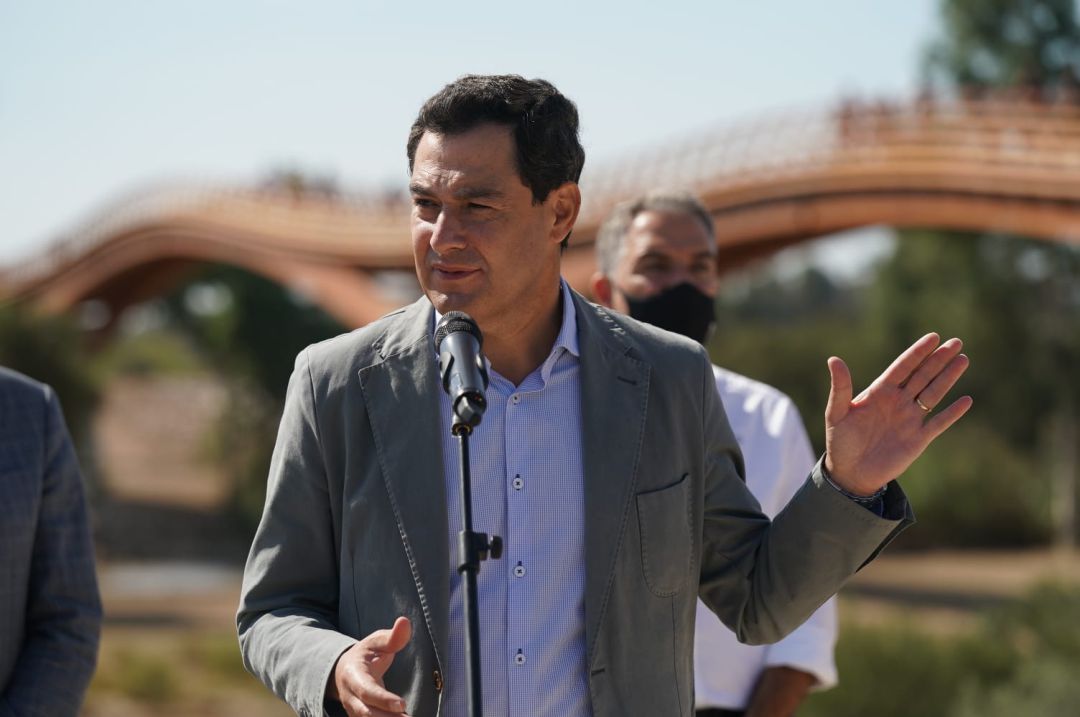 El presidente de la Junta, Juan Manuel Moreno, en la inauguración de la pasarela peatonal sobre el Guadalhorce El presidente de la Junta, Juan Manuel Moreno, en la inauguración de la pasarela peatonal sobre el Guadalhorce