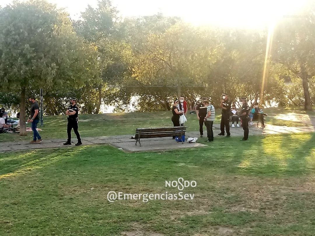 La policía local de Sevilla actuando en el entorno de Plaza de Armas y del río Guadalquivir La policía local de Sevilla actuando en el entorno de Plaza de Armas y del río Guadalquivir