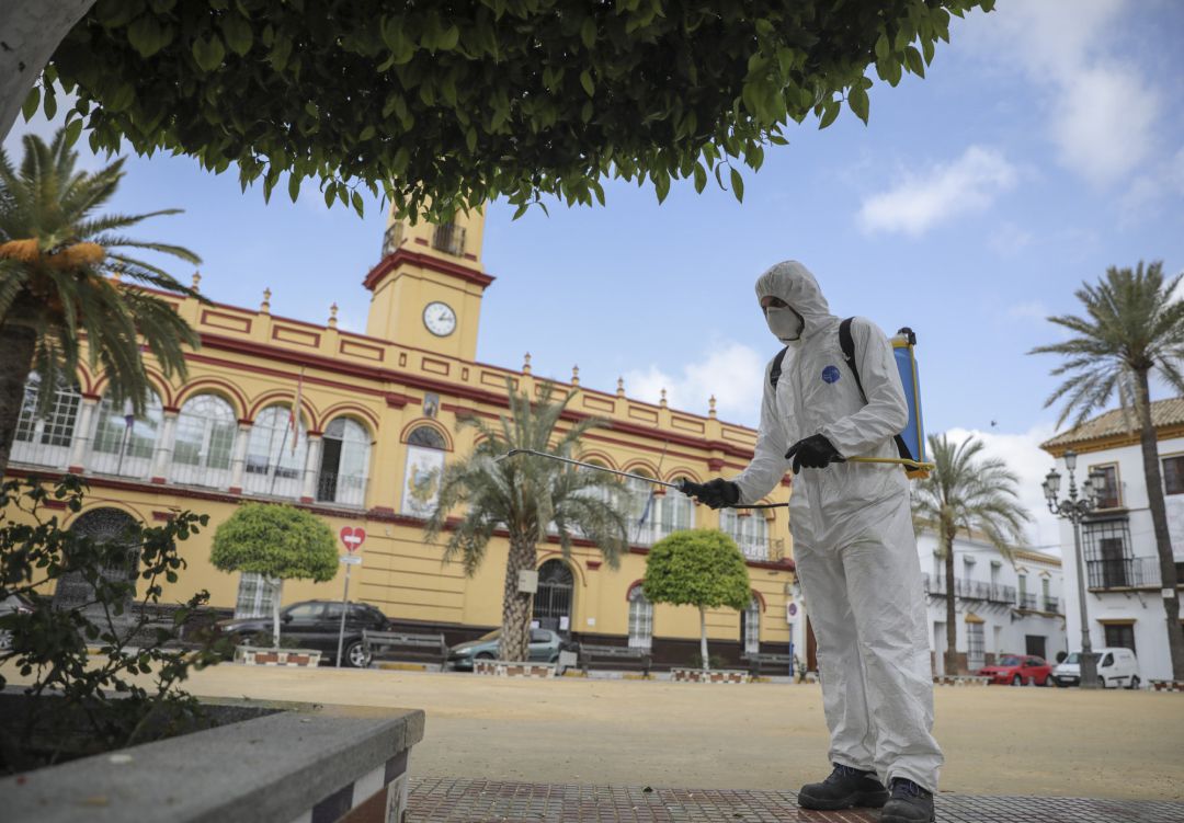 Personal del Ayuntamiento desinfecta una plaza durante el período de confinamiento en el estado de alarma por coronavirus, covid-19 Personal del Ayuntamiento desinfecta una plaza durante el período de confinamiento en el estado de alarma por coronavirus, covid-19