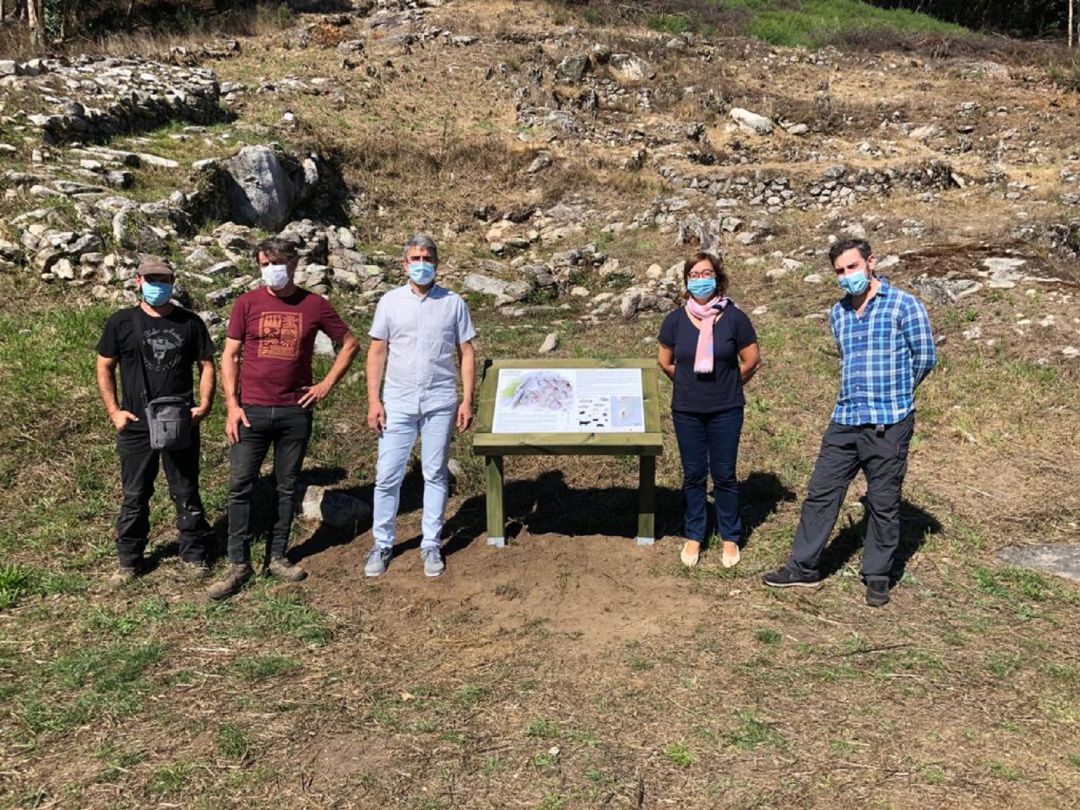 Antonio Lomba, alcalde de A Guarda (centro), junto a la teniente de alcalde e investigadores que trabajaron en el concheiro del Monte Trega. Antonio Lomba, alcalde de A Guarda (centro), junto a la teniente de alcalde e investigadores que trabajaron en el concheiro del Monte Trega.