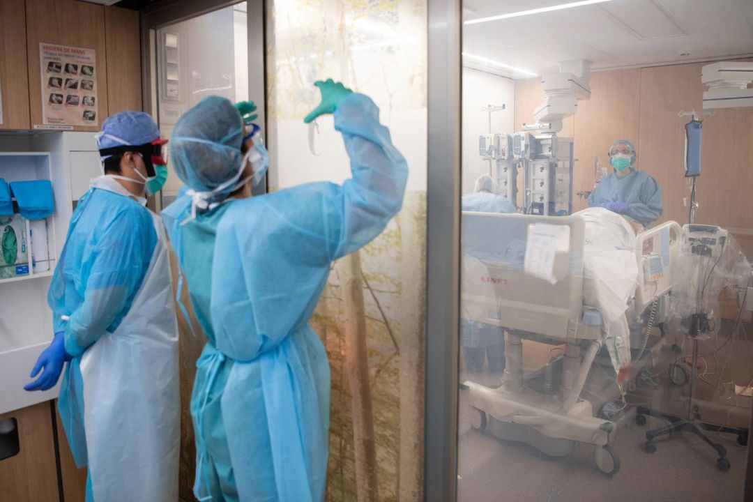 Sanitarios en una UCI Sanitarios en una UCI