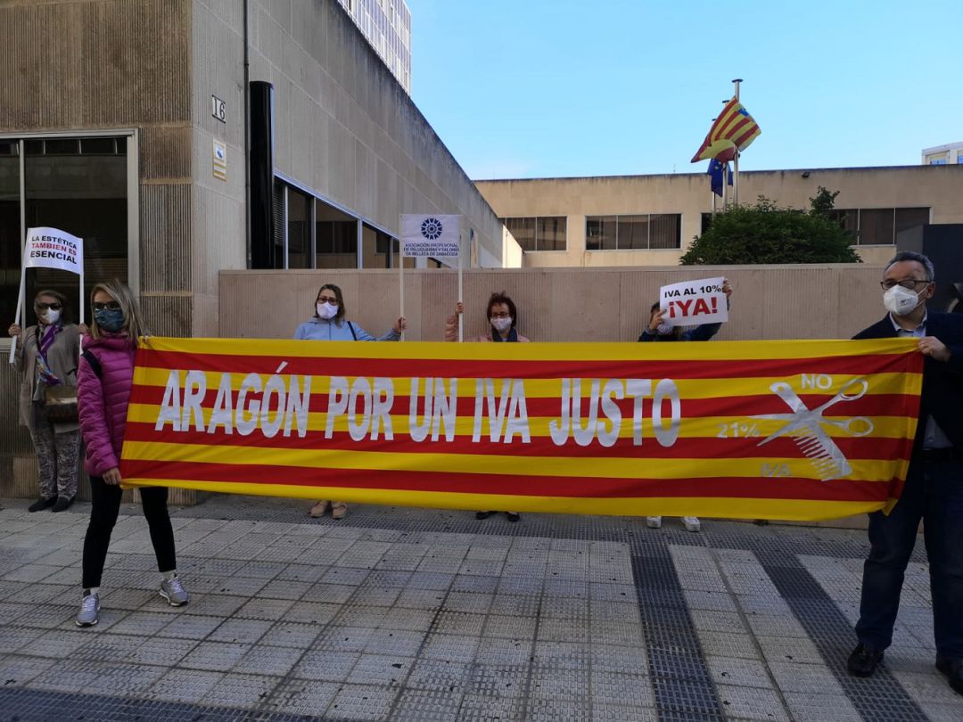 Concentración de trabajadores del sector de la peluquería, belleza y estética en la sede de la Agencia Tributaria en Zaragoza Concentración de trabajadores del sector de la peluquería, belleza y estética en la sede de la Agencia Tributaria en Zaragoza