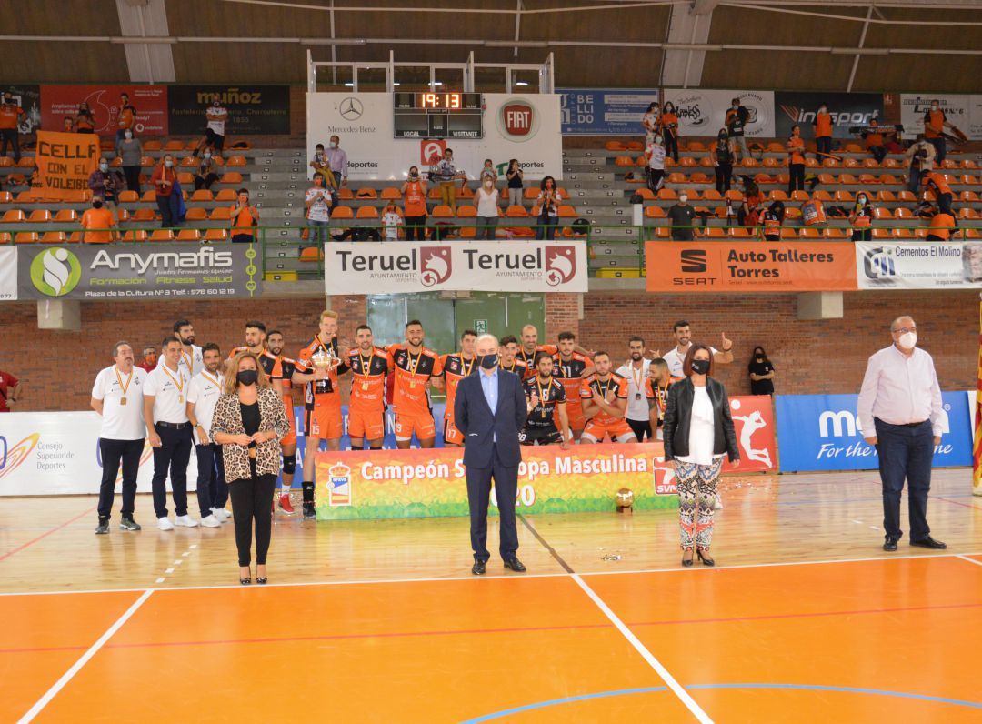 Teruel celebrando el primer título de la temporada. Teruel celebrando el primer título de la temporada.