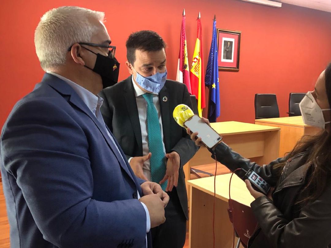 El consejero de Agricultura, Agua y Desarrollo Rural, Francisco Martínez Arroyo y el alcalde de Pedro Muñoz, Carlos Ortiz, en la firma del convenio de la Tubería Manchega El consejero de Agricultura, Agua y Desarrollo Rural, Francisco Martínez Arroyo y el alcalde de Pedro Muñoz, Carlos Ortiz, en la firma del convenio de la Tubería Manchega