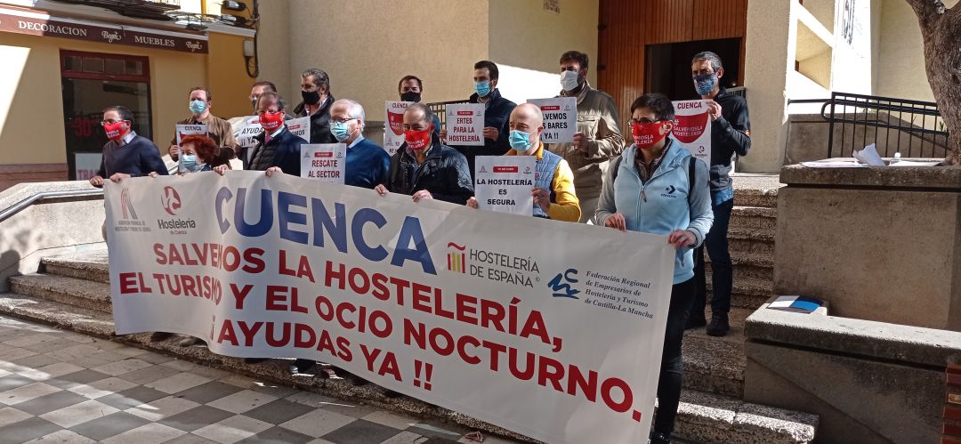 Los hosteleros se han concentrado este lunes en la Plaza de la Hispanidad Los hosteleros se han concentrado este lunes en la Plaza de la Hispanidad