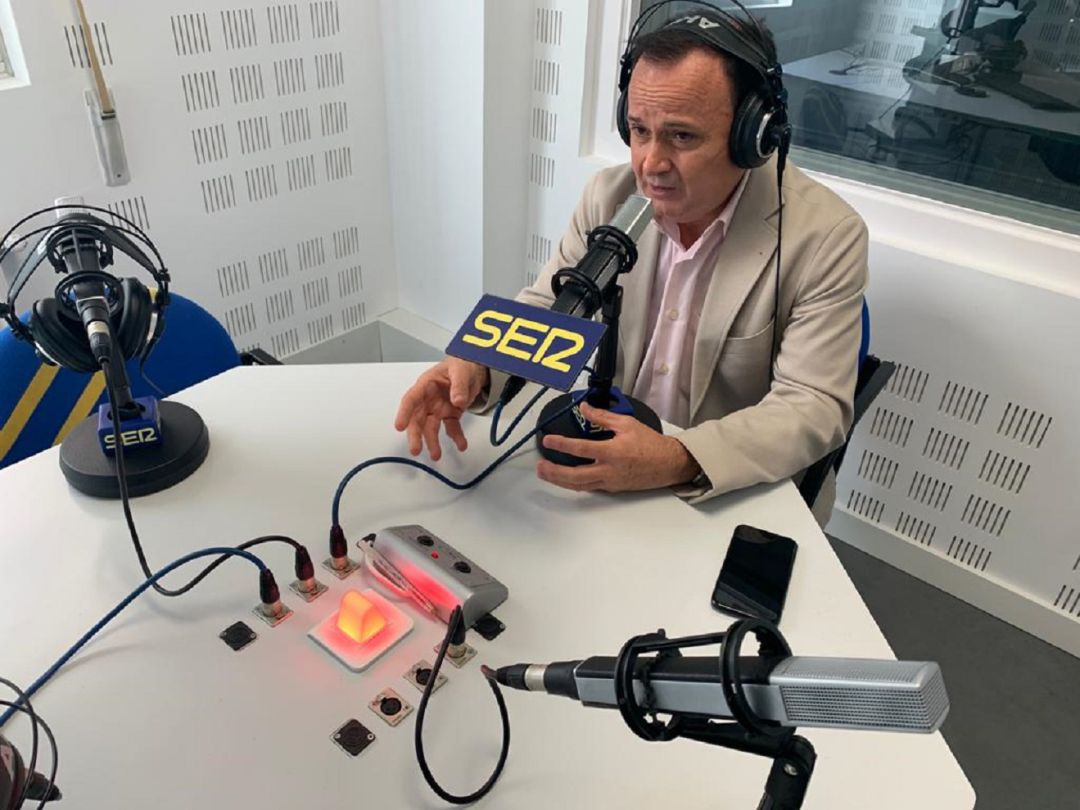 El alcalde de Coslada, Ángel Viveros, en los estudios de SER Henares. El alcalde de Coslada, Ángel Viveros, en los estudios de SER Henares.