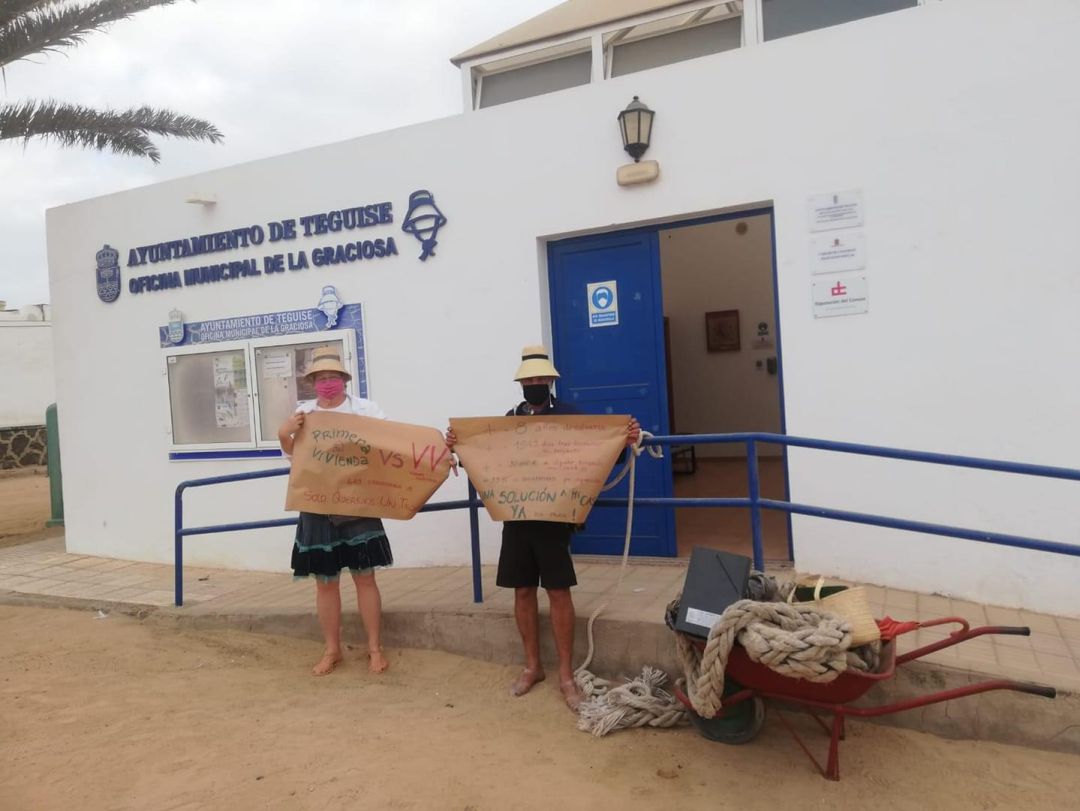 El vecino de La Graciosa Victoriano Hernández, atado a la Oficina municipal con un cabo junto a su mujer. El vecino de La Graciosa Victoriano Hernández, atado a la Oficina municipal con un cabo junto a su mujer.