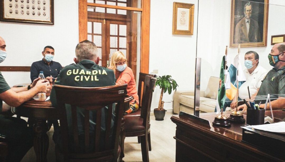 Reunión del alcalde de Teguise, Oswaldo Betancort, y la concejal de La Graciosa, Alicia Páez, con mandos de la Guardia Civil. Reunión del alcalde de Teguise, Oswaldo Betancort, y la concejal de La Graciosa, Alicia Páez, con mandos de la Guardia Civil.