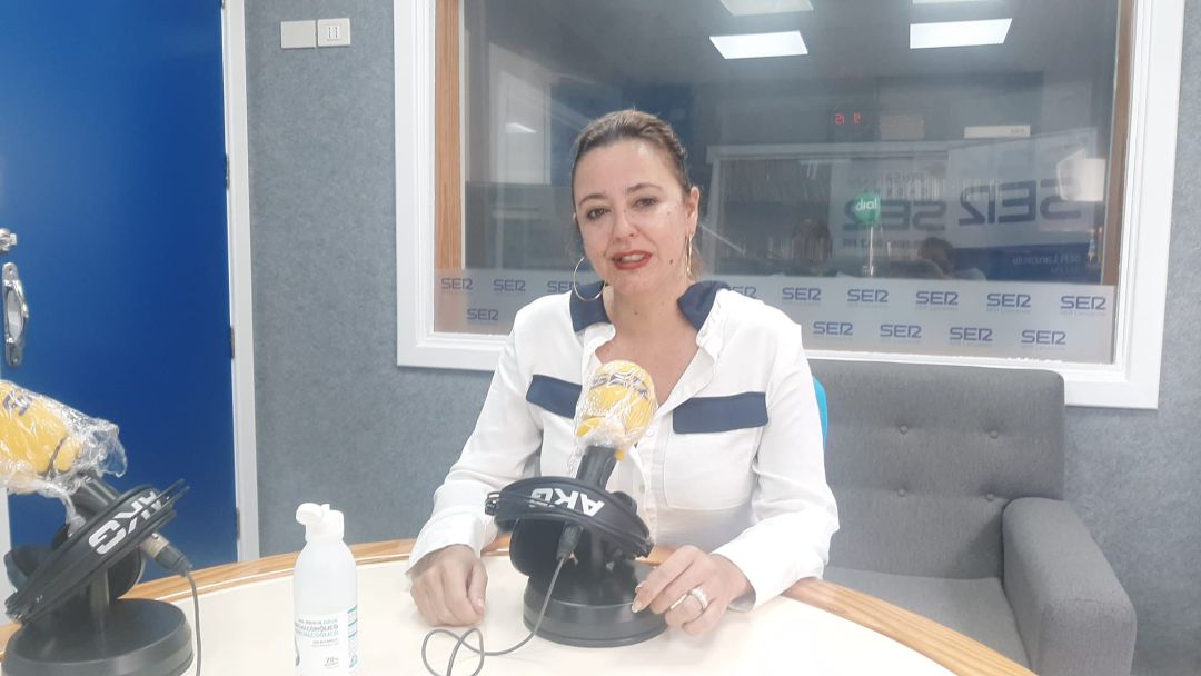 La presidenta del Cabildo de Lanzarote, Maria Dolores Corujo, en los estudios de SER Lanzarote. La presidenta del Cabildo de Lanzarote, Maria Dolores Corujo, en los estudios de SER Lanzarote.