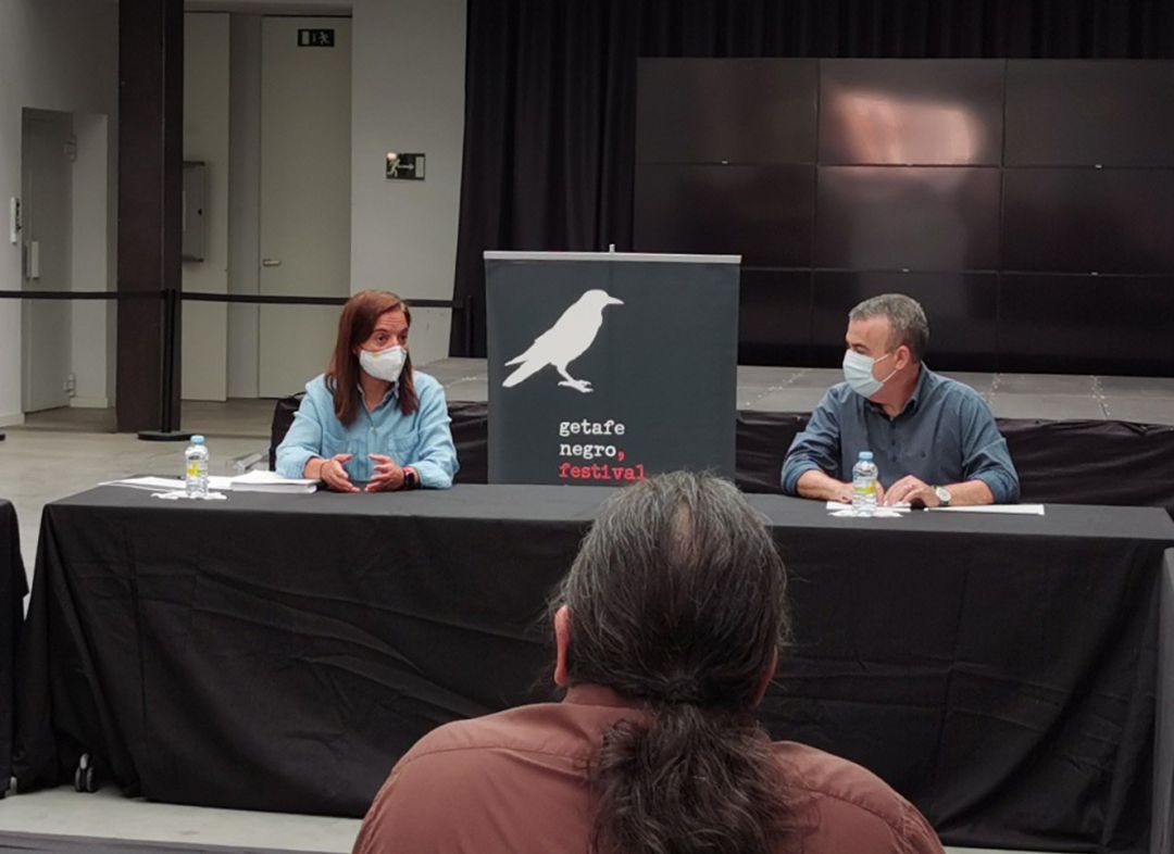 La alcaldesa de Getafe, Sara Hernández, y el escritor Lorenzo Silva, comisario del Festival Getafe Negro, durante el anuncio de Adela Cortina, como Premio José Luis Sampedro 2020. La alcaldesa de Getafe, Sara Hernández, y el escritor Lorenzo Silva, comisario del Festival Getafe Negro, durante el anuncio de Adela Cortina, como Premio José Luis Sampedro 2020.