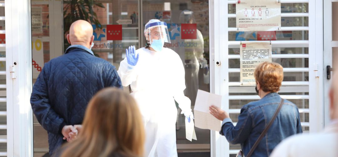 Una sanitaria sale a atender a las numerosas personas que hacen cola en un Centro de Salud madrileño Una sanitaria sale a atender a las numerosas personas que hacen cola en un Centro de Salud madrileño