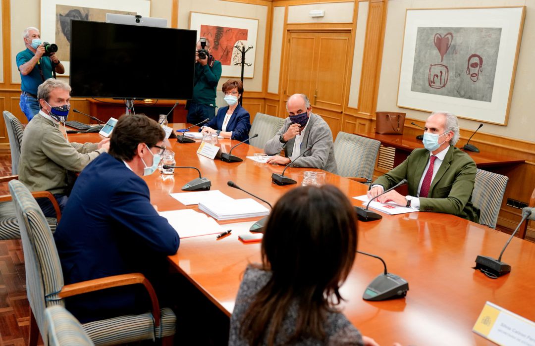 El ministro de Sanidad, Salvador Illa (2i); y el consejero de Sanidad de la Comunidad de Madrid, Enrique Ruiz Escudero (1d), junto con sus equipos. El ministro de Sanidad, Salvador Illa (2i); y el consejero de Sanidad de la Comunidad de Madrid, Enrique Ruiz Escudero (1d), junto con sus equipos.