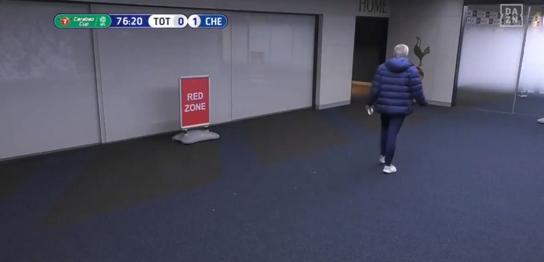 Mourinho se marcha en pleno partido a vestuarios a por Eric Dier Mourinho se marcha en pleno partido a vestuarios a por Eric Dier