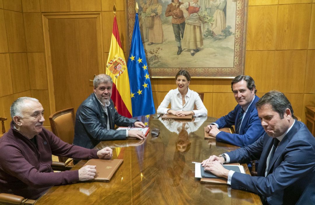 La ministra de Trabajo y Economía Social, Yolanda Díaz; los secretarios generales de UGT y CCOO, Pepe Álvarez y Unai Sordo; el presidente de CEOE, Antonio Garamendi, y el presidente de Cepyme, Gerardo Cuerva. La ministra de Trabajo y Economía Social, Yolanda Díaz; los secretarios generales de UGT y CCOO, Pepe Álvarez y Unai Sordo; el presidente de CEOE, Antonio Garamendi, y el presidente de Cepyme, Gerardo Cuerva.