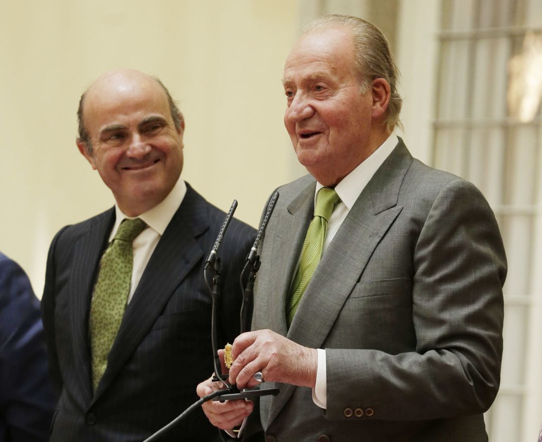 El rey Juan Carlos y Luis de Guindos en junio de 2014 en Madrid. El rey Juan Carlos y Luis de Guindos en junio de 2014 en Madrid.