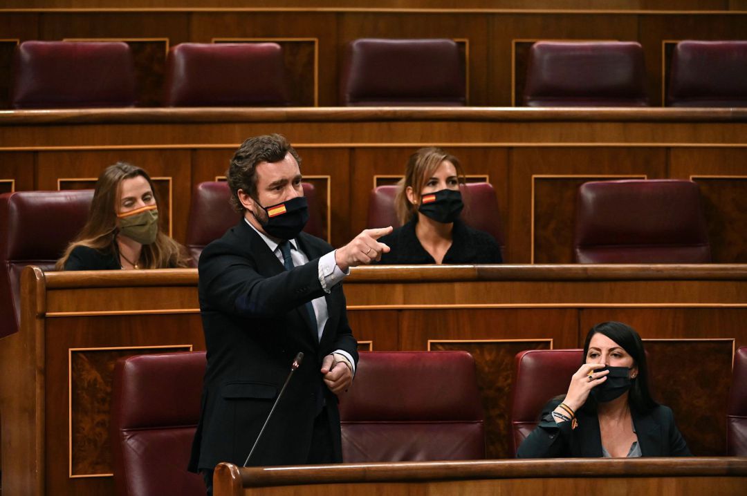 Iván Espinosa de los Monteros junto a Macarena Olona, en el pleno del Congreso Iván Espinosa de los Monteros junto a Macarena Olona, en el pleno del Congreso