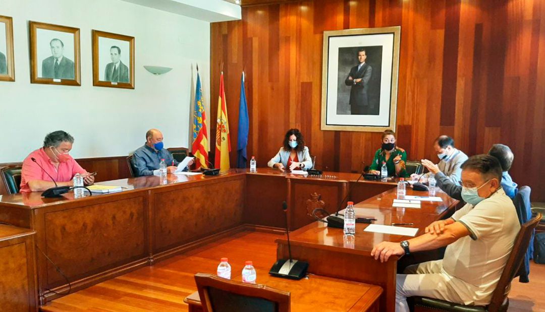 Imagen de la reunión de la consellera de Agricultura con alcaldes y representantes de poblaciones de estas comarcas en el salón de Plenos de Cocentaina Imagen de la reunión de la consellera de Agricultura con alcaldes y representantes de poblaciones de estas comarcas en el salón de Plenos de Cocentaina