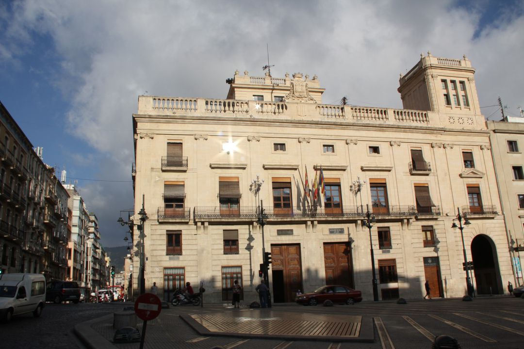 El pleno del Ayuntamiento de Alcoy debatirá este viernes la ordenanza de peatonalización del centro de la ciudad. El pleno del Ayuntamiento de Alcoy debatirá este viernes la ordenanza de peatonalización del centro de la ciudad.