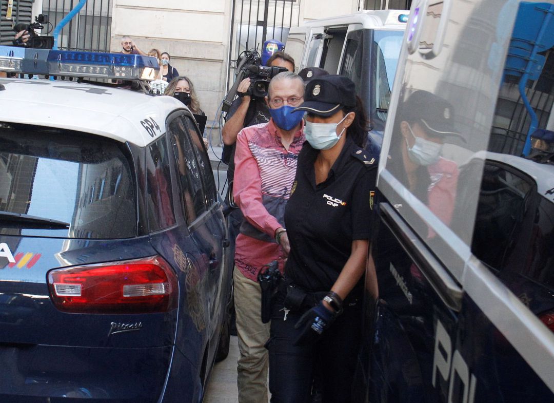 La Policia Nacional custodia a Francisco Pérez, presunto cómplice de Concepción Martín, Conchi, conocida como la viuda negra de Alicante, a su llegada a la Audiencia Provincial de Alicante La Policia Nacional custodia a Francisco Pérez, presunto cómplice de Concepción Martín, Conchi, conocida como la viuda negra de Alicante, a su llegada a la Audiencia Provincial de Alicante