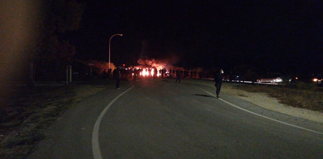 Trabajadores de Alestis incendian una barricada con neumáticos frente a la factoría de Puerto Real Trabajadores de Alestis incendian una barricada con neumáticos frente a la factoría de Puerto Real