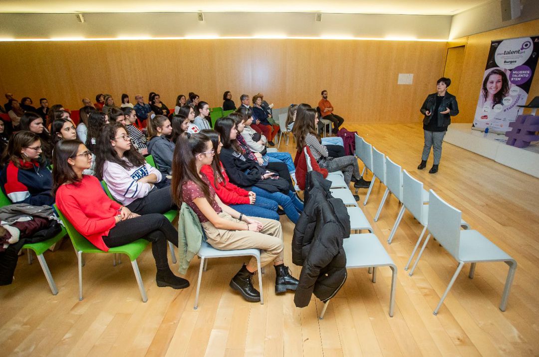 Imagen de archivo de una de las masterclass del programa STEM Talent Girl Imagen de archivo de una de las masterclass del programa STEM Talent Girl