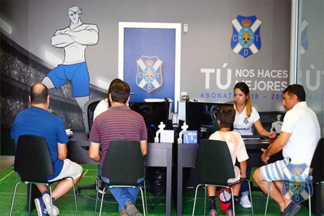 Un grupo de abonados recogen su carné en las oficinas del CD Tenerife Un grupo de abonados recogen su carné en las oficinas del CD Tenerife