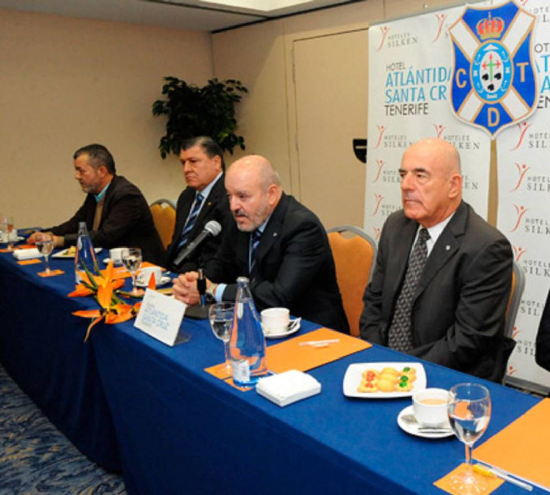 Miguel Concepción, flanqueado por dos de sus consejeros y el gerente del club, Juan Amador. Miguel Concepción, flanqueado por dos de sus consejeros y el gerente del club, Juan Amador.