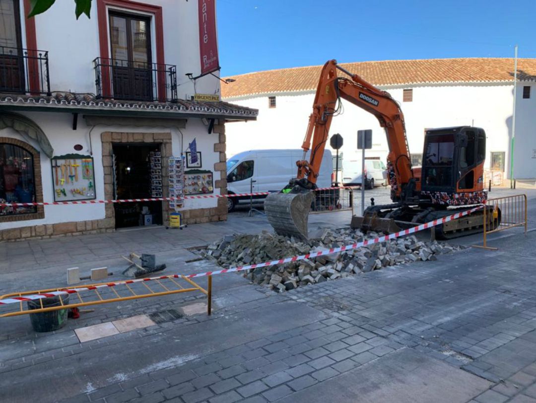 Una máquina excavadora actúa en la zona que está siendo reparada desde este lunes Una máquina excavadora actúa en la zona que está siendo reparada desde este lunes