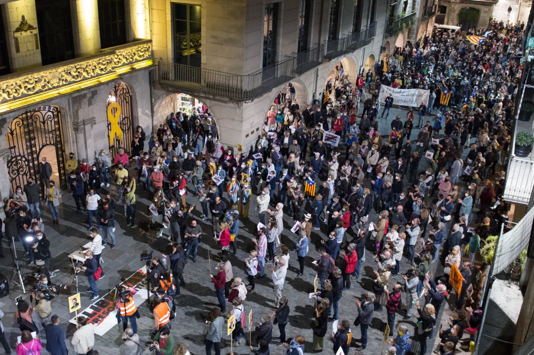 Convocadas por los CDR, varias personas se manifiestan frente en la Plaça de l'1-O en contra de la sentencia del Tribunal Supremo en la que se inhabilita al president de la Generalitat, Quim Torra, horas después de su publicación, en Girona, Convocadas por los CDR, varias personas se manifiestan frente en la Plaça de l'1-O en contra de la sentencia del Tribunal Supremo en la que se inhabilita al president de la Generalitat, Quim Torra, horas después de su publicación, en Girona,