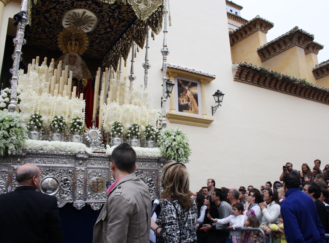 Imagen de archivo de la salida del palio de la Virgen de la Luz el Lunes Santo en Granada Imagen de archivo de la salida del palio de la Virgen de la Luz el Lunes Santo en Granada