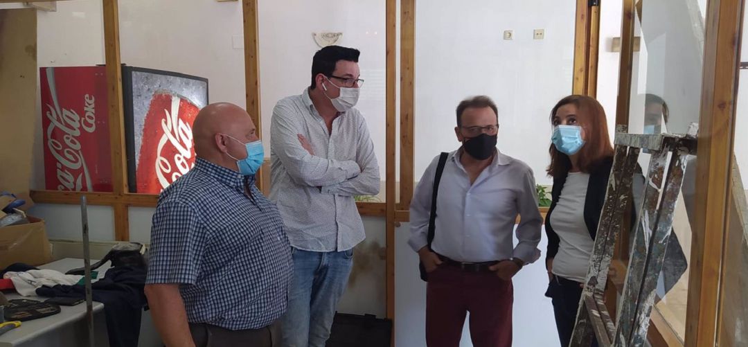 El concejal de Seguridad Ciudadana y Tráfico, Miguel Castro y la edil de Participación Ciudadana, Eva Funes, visitan el Centro de Barrio Municipal del Polígono del Valle Antonio Liébanas El concejal de Seguridad Ciudadana y Tráfico, Miguel Castro y la edil de Participación Ciudadana, Eva Funes, visitan el Centro de Barrio Municipal del Polígono del Valle Antonio Liébanas