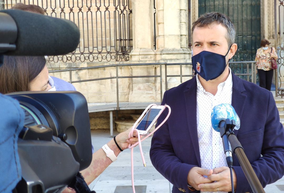 El alcalde de Jaén, Julio Millán, ha anunciado que el Ayuntamiento se personará en el caso que investiga la supuesta emisión de facturas falsas durante el tiempo de gobierno del PP El alcalde de Jaén, Julio Millán, ha anunciado que el Ayuntamiento se personará en el caso que investiga la supuesta emisión de facturas falsas durante el tiempo de gobierno del PP