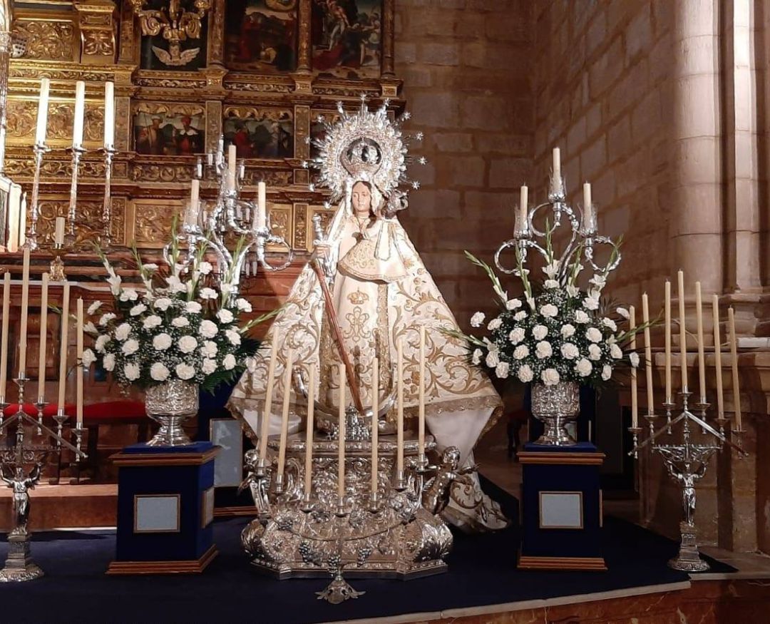 Virgen de Linarejos en el altar de la Basílica de Santa María. Virgen de Linarejos en el altar de la Basílica de Santa María.
