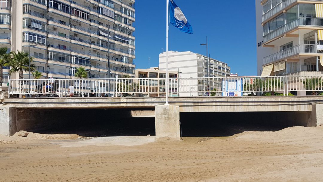 Desembocadura del barranco. Playa Arenal Bol. Calp Desembocadura del barranco. Playa Arenal Bol. Calp