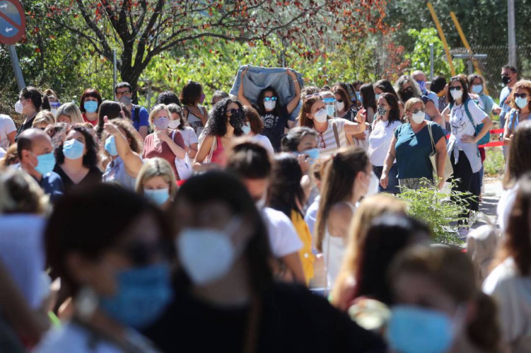 Cientos de profesores y personal que trabaja en los centros de educación esperan para realizarse el test de anticuerpos de la Covid-19 en el IES Virgen de la Paloma en Madrid Cientos de profesores y personal que trabaja en los centros de educación esperan para realizarse el test de anticuerpos de la Covid-19 en el IES Virgen de la Paloma en Madrid