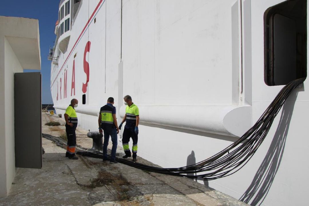 El buque de la naviera Armas probando con éxito la conexión a la red eléctrica del puerto de Motril El buque de la naviera Armas probando con éxito la conexión a la red eléctrica del puerto de Motril