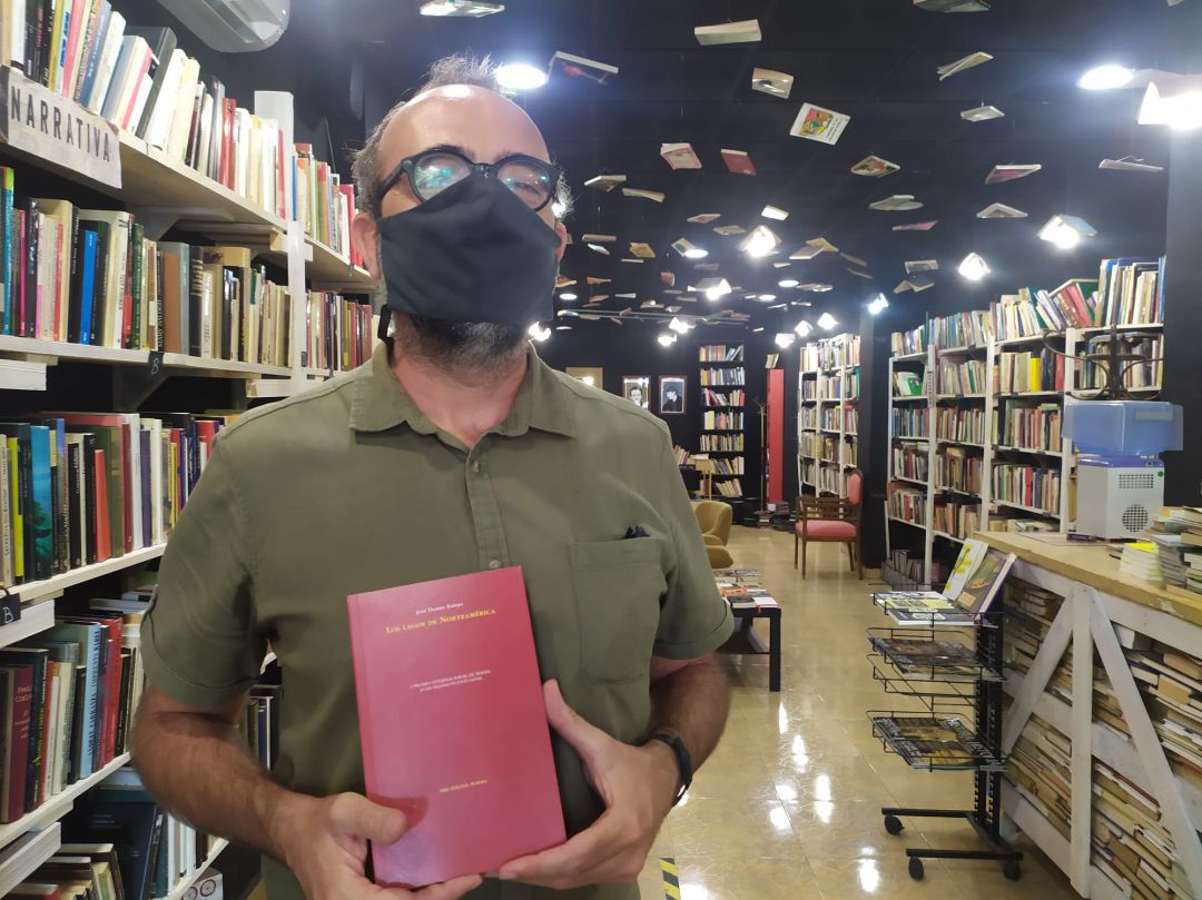 José Daniel Espejo posa con un ejemplar de "Los lagos de Norteamérica" en Libros Traperos, la librería que dirige José Daniel Espejo posa con un ejemplar de "Los lagos de Norteamérica" en Libros Traperos, la librería que dirige