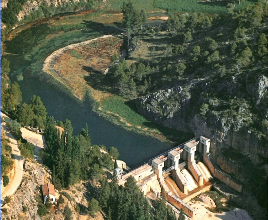 Presa de toma de la mancomunidad de Canales del Taibilla Presa de toma de la mancomunidad de Canales del Taibilla
