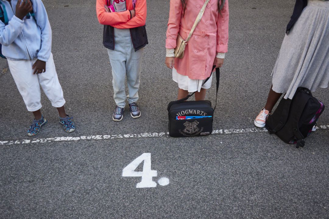 En el primer día de colegio del curso escolar 2020-2021, niños guardan la distancia de seguridad en el Colegio Público Víctor Pradera en Pamplona En el primer día de colegio del curso escolar 2020-2021, niños guardan la distancia de seguridad en el Colegio Público Víctor Pradera en Pamplona