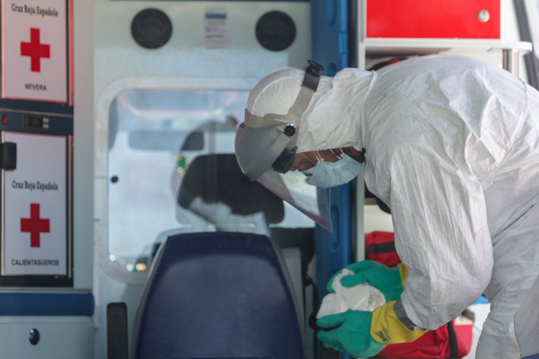 Un sanitario desempeña su trabajo protegido con un EPI. Un sanitario desempeña su trabajo protegido con un EPI.