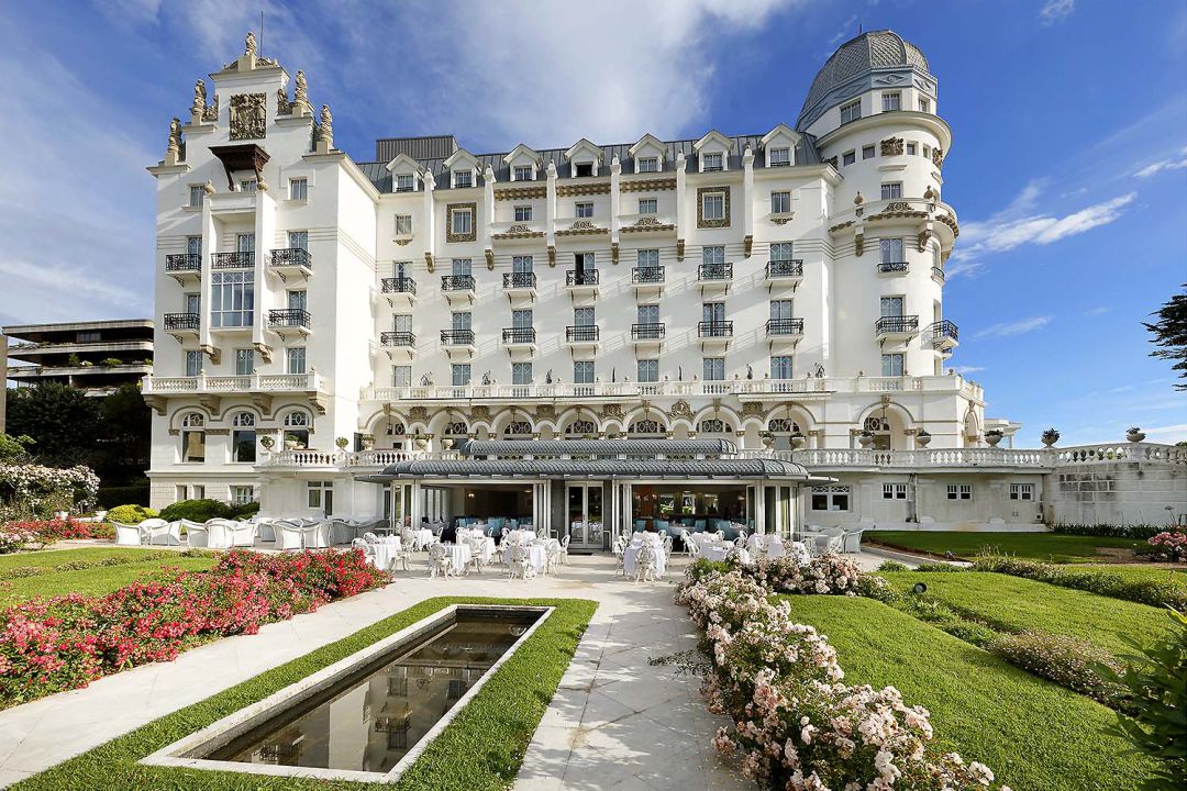 Fachada principal de Eurostars Hotel Real 5*. Fachada principal de Eurostars Hotel Real 5*.