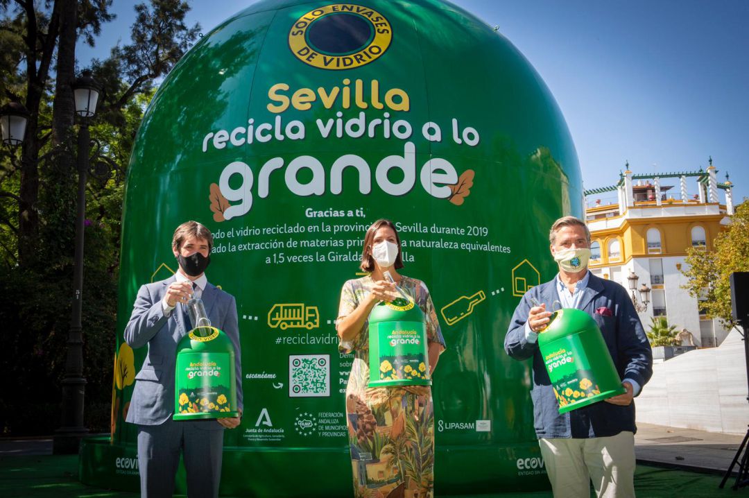 De izquierda a derecha, David Guevara, delegado de Transición Ecológica del Ayuntamiento de Sevilla; Coral Rojas-Marcos, delegada de zona de Ecovidrio; y Borja Martiarena, director de marketing de Ecovidrio
De izquierda a derecha, David Guevara, delegado de Transición Ecológica del Ayuntamiento de Sevilla; Coral Rojas-Marcos, delegada de zona de Ecovidrio; y Borja Martiarena, director de marketing de Ecovidrio