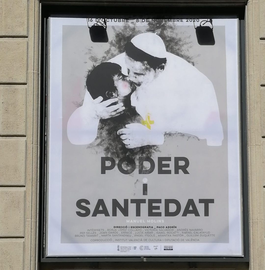 Cartel de la obra "Poder i Santedat" en la fachada del Teatro Principal de València Cartel de la obra "Poder i Santedat" en la fachada del Teatro Principal de València