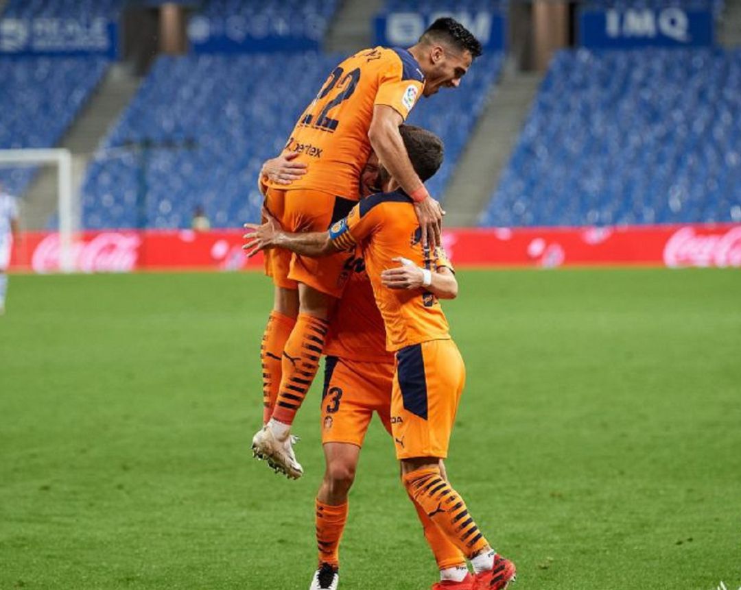 Los jugadores del Valencia celebran el gol de Maxi Gómez Los jugadores del Valencia celebran el gol de Maxi Gómez