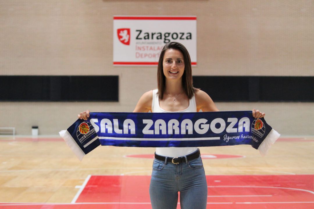 Ana Etayo posa con la bufanda del Sala Zaragoza Ana Etayo posa con la bufanda del Sala Zaragoza