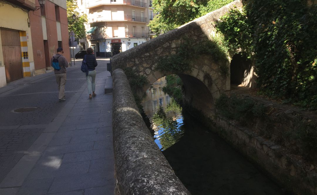 La calle de los Tintes sigue el curso del río Huécar La calle de los Tintes sigue el curso del río Huécar