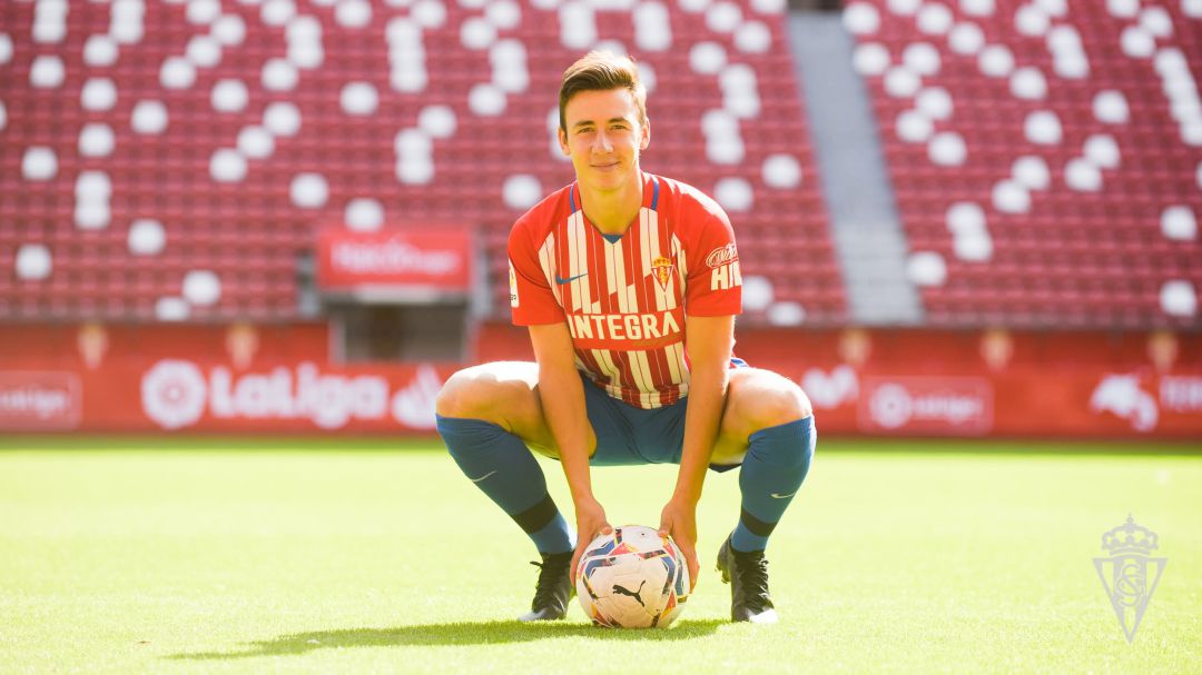Saúl García posa en El Molinón. Saúl García posa en El Molinón.