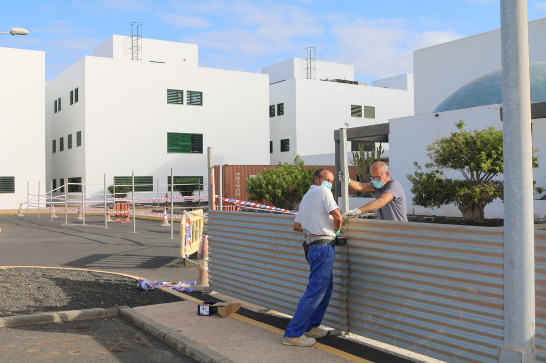 Operarios realizando los trabajos iniciales de las obras del búnker de radioterapia. Operarios realizando los trabajos iniciales de las obras del búnker de radioterapia.